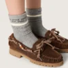Graue Socken mit Umschlag und Details in Burgunderrot und Creme