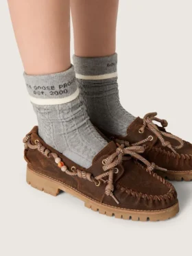 Graue Socken mit Umschlag und Details in Burgunderrot und Creme