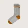Graue Socken mit Umschlag und orangefarbenen Details