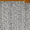 Graue Socken mit Umschlag und orangefarbenen Details