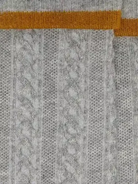 Graue Socken mit Umschlag und orangefarbenen Details