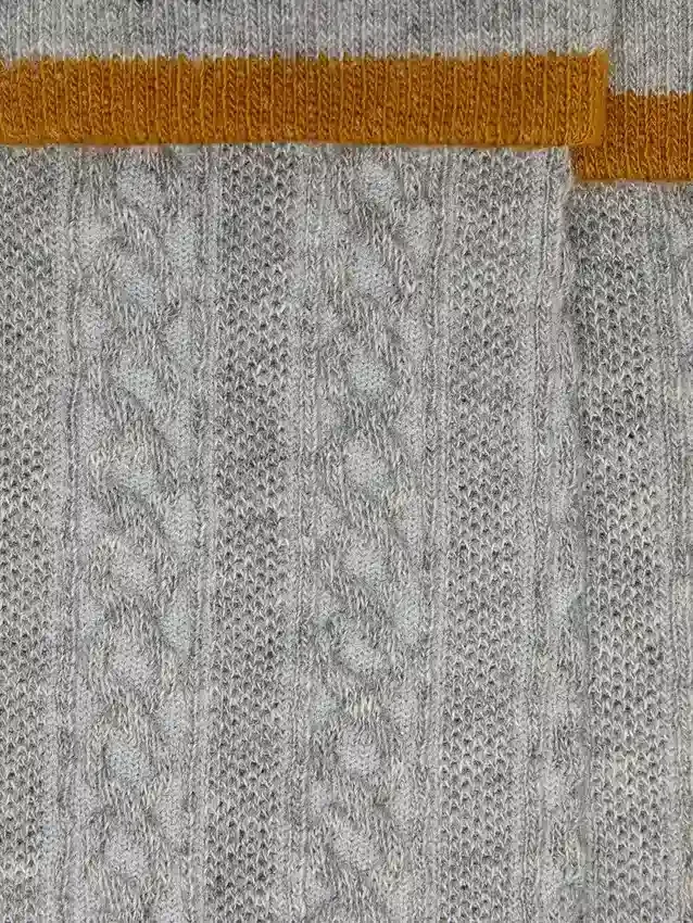 Graue Socken mit Umschlag und orangefarbenen Details