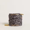 Graue und schwarze Schnürsenkel mit Animal-Print und kontrastierendem goldenem Logo