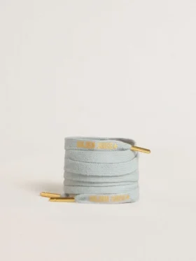 Hellblaue Baumwollschnürsenkel mit kontrastierendem goldfarbenem Logo