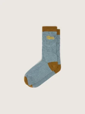 Hellblaue gerippte Socken mit braunen Details und gelbem Logo