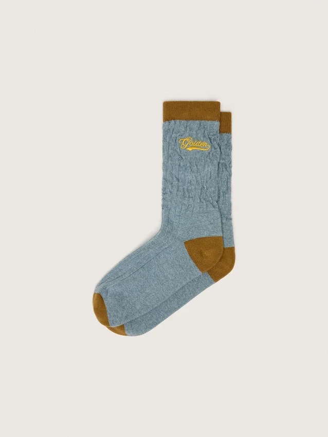 Hellblaue gerippte Socken mit braunen Details und gelbem Logo