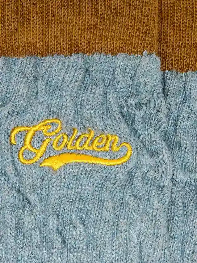 Hellblaue gerippte Socken mit braunen Details und gelbem Logo