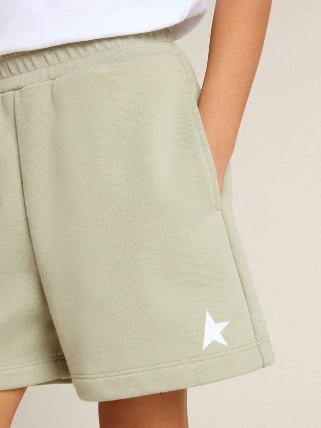 Hellgrüne Shorts mit weissem Stern