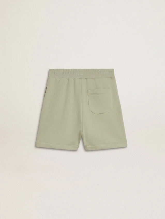 Hellgrüne Shorts mit weissem Stern