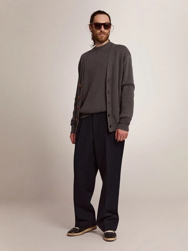 Herren-Cardigan aus melierter grauer Baumwolle mit Logo auf der Rückseite