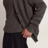 Herren-Cardigan aus melierter grauer Baumwolle mit Logo auf der Rückseite