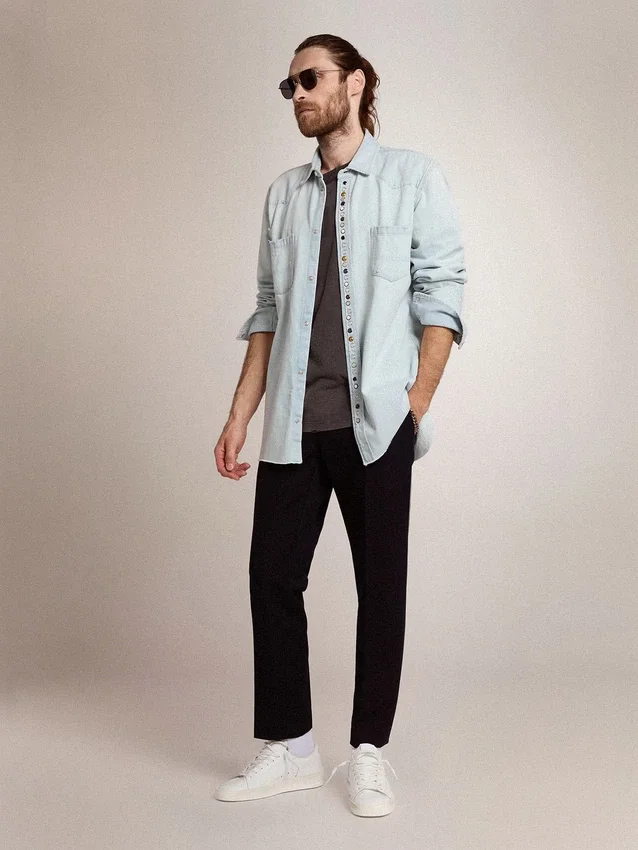 Herren-Denim-Hemd aus gebleichtem Denim mit gehämmerten Nieten