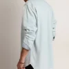 Herren-Denim-Hemd aus gebleichtem Denim mit gehämmerten Nieten