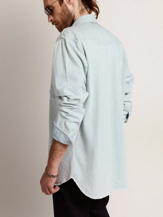 Herren-Denim-Hemd aus gebleichtem Denim mit gehämmerten Nieten