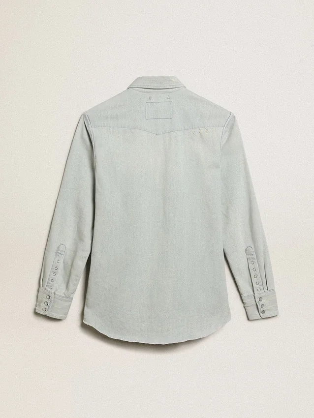 Herren-Denim-Hemd aus gebleichtem Denim mit gehämmerten Nieten