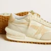 Herren-Marathon aus beigem Nylon und grauem Leder mit beigem aufgedrucktem Stern