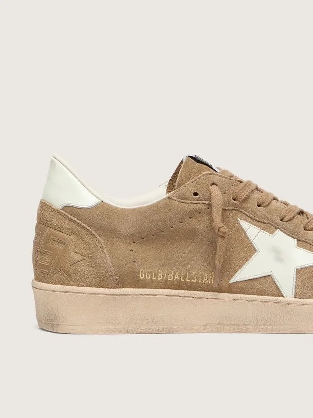 Herren-Modell «Ball Star» aus braunem Wildleder mit weissem Lederstern