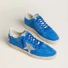 Herren-Modell «Ball Star» aus hellblauem Wildleder mit Nieten und silbernem Metallic-Lederstern