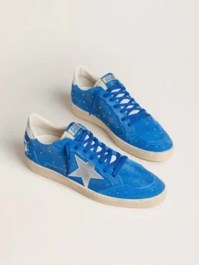 Herren-Modell «Ball Star» aus hellblauem Wildleder mit Nieten und silbernem Metallic-Lederstern
