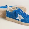 Herren-Modell «Ball Star» aus hellblauem Wildleder mit Nieten und silbernem Metallic-Lederstern