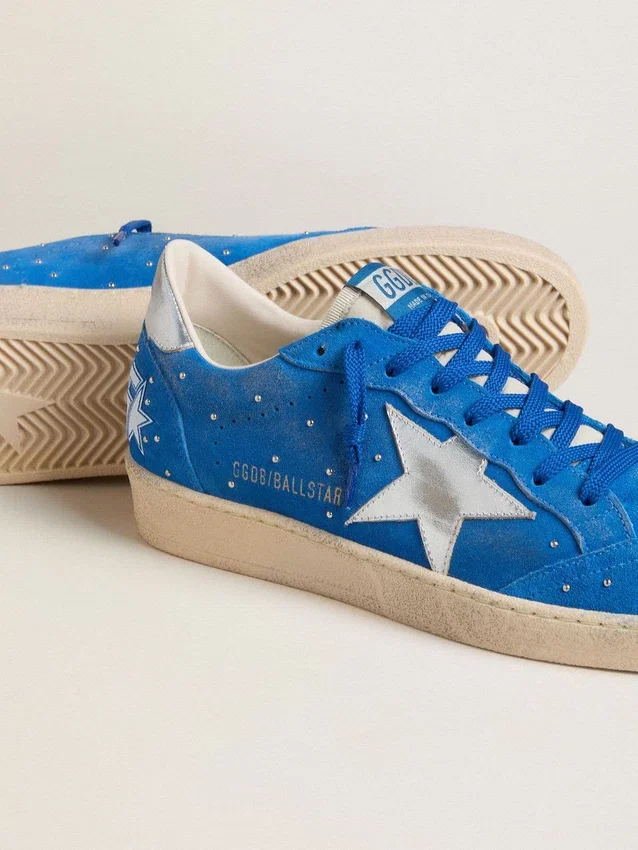Herren-Modell «Ball Star» aus hellblauem Wildleder mit Nieten und silbernem Metallic-Lederstern