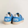 Herren-Modell «Ball Star» aus hellblauem Wildleder mit Nieten und silbernem Metallic-Lederstern