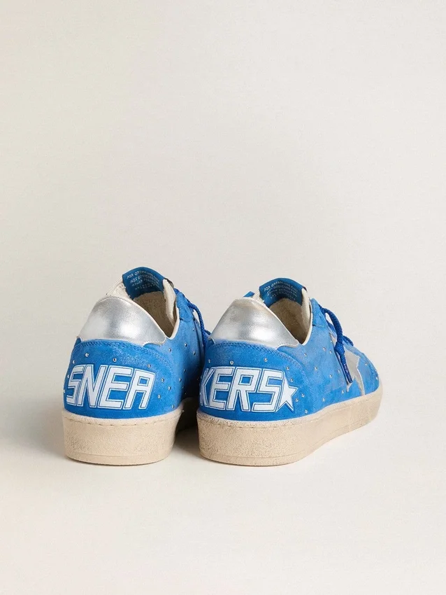 Herren-Modell «Ball Star» aus hellblauem Wildleder mit Nieten und silbernem Metallic-Lederstern