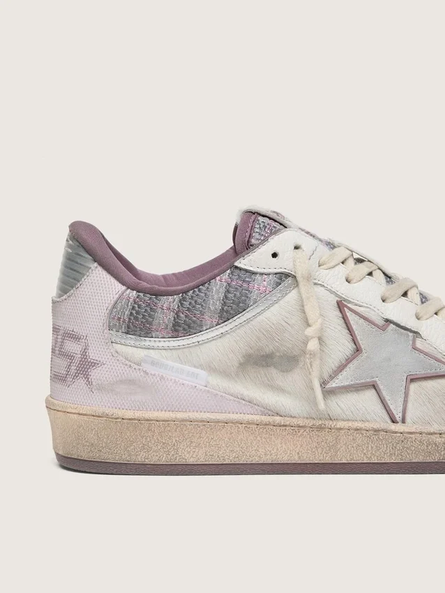 Herren-Modell «Ball Star LAB» aus weissem Nylon und Ponyfell mit silbernem Stern und lila Einsätzen