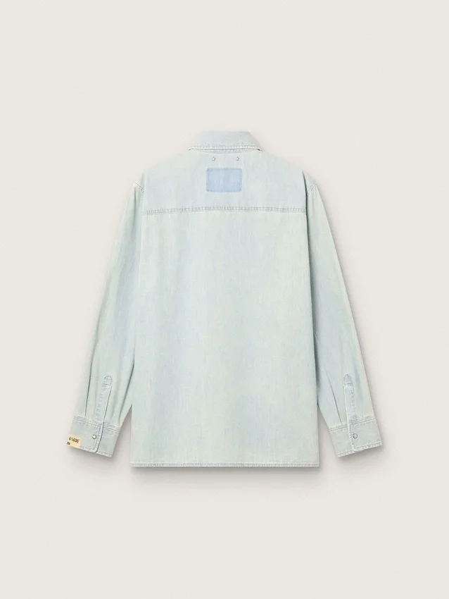 Herren-Overshirt aus hellblauem Denim