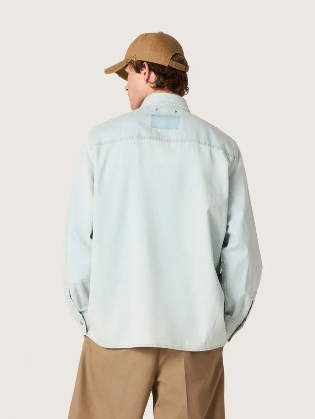 Herren-Overshirt aus hellblauem Denim