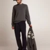 Herren-Pullover mit Rundhalsausschnitt aus dunkelgrauer Baumwolle mit Logo auf der Rückseite