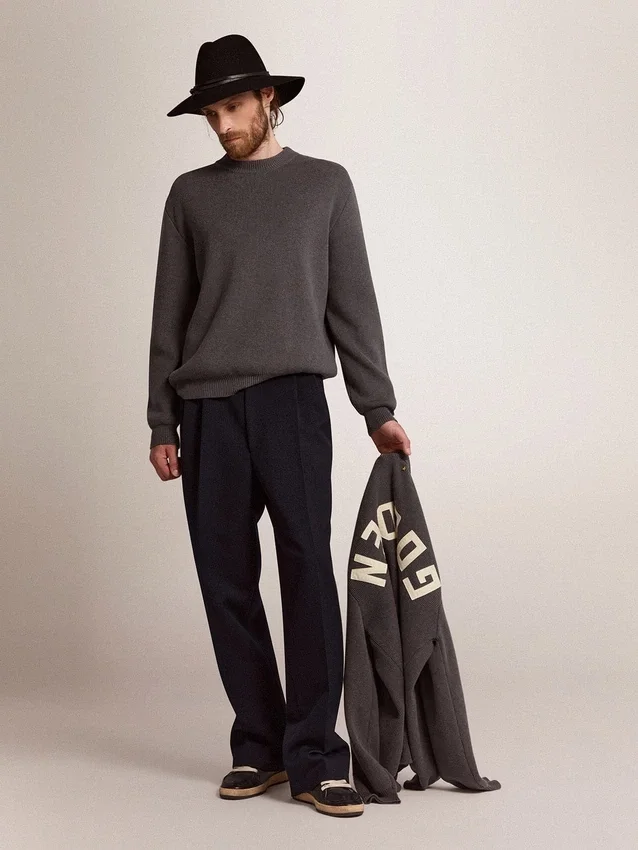 Herren-Pullover mit Rundhalsausschnitt aus dunkelgrauer Baumwolle mit Logo auf der Rückseite
