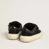 Herren-Schuh «Space-Star Cube» aus schwarzem Wildleder mit perforiertem Stern