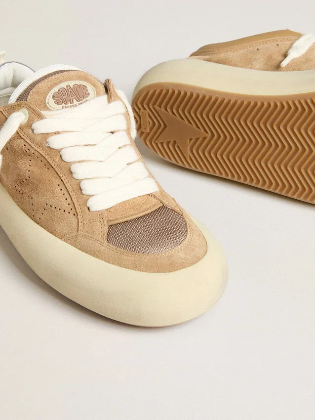 Herren-Schuh «Space-Star Cube» aus tabakfarbenem Wildleder mit perforiertem Stern
