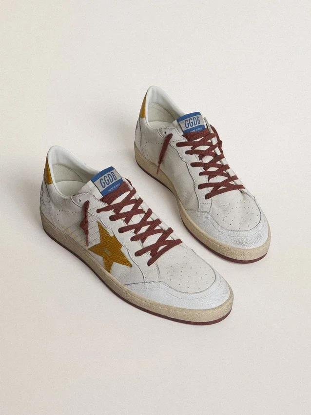 Herren-Sneaker «Ball Star» aus weissem Nappaleder mit gelbem Lederstern im Animal-Print und Fersenlasche