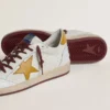 Herren-Sneaker «Ball Star» aus weissem Nappaleder mit gelbem Lederstern im Animal-Print und Fersenlasche