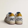 Herren-Sneaker «Ball Star» aus weissem Nappaleder mit gelbem Lederstern im Animal-Print und Fersenlasche