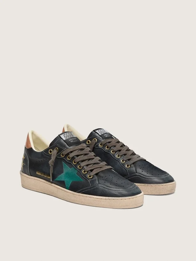 Herren-Sneaker «Ball Star LTD» aus schwarzem Leder mit grün gesticktem Stern