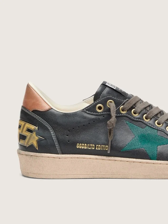 Herren-Sneaker «Ball Star LTD» aus schwarzem Leder mit grün gesticktem Stern