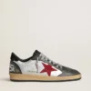 Herren-Sneaker «Ball Star LTD» aus silbernem laminiertem Leder mit rotem Stern aus Wildleder und schwarzen Einsätzen