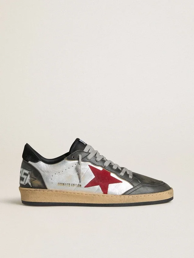 Herren-Sneaker «Ball Star LTD» aus silbernem laminiertem Leder mit rotem Stern aus Wildleder und schwarzen Einsätzen
