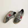 Herren-Sneaker «Ball Star LTD» aus silbernem laminiertem Leder mit rotem Stern aus Wildleder und schwarzen Einsätzen