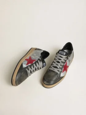 Herren-Sneaker «Ball Star LTD» aus silbernem laminiertem Leder mit rotem Stern aus Wildleder und schwarzen Einsätzen