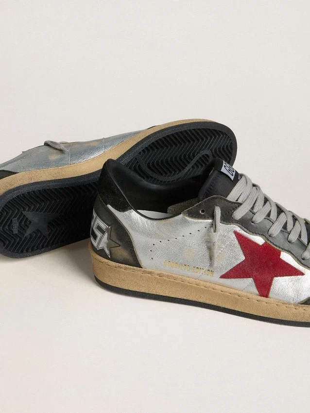 Herren-Sneaker «Ball Star LTD» aus silbernem laminiertem Leder mit rotem Stern aus Wildleder und schwarzen Einsätzen