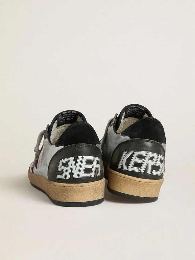Herren-Sneaker «Ball Star LTD» aus silbernem laminiertem Leder mit rotem Stern aus Wildleder und schwarzen Einsätzen