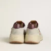 Herren-Sneaker mit Running Sole aus Nylon und Wildleder mit braunem Lederstern und burgunderroter Lederlasche an der Ferse