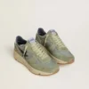 Herren-Sneaker mit Running Sole aus salbeigrünem Nylon und Wildleder mit aufgedrucktem schwarzem Stern