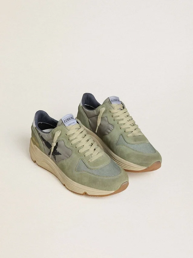 Herren-Sneaker mit Running Sole aus salbeigrünem Nylon und Wildleder mit aufgedrucktem schwarzem Stern