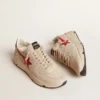 Herren-Sneaker «Running Sole» aus grauem Nappaleder «Morn» mit rotem Nappaleder-Stern und Fersenlasche