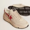 Herren-Sneaker «Running Sole» aus grauem Nappaleder «Morn» mit rotem Nappaleder-Stern und Fersenlasche
